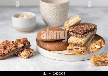 Energia barrette di cereali con noci, semi e frutta secca Foto Stock