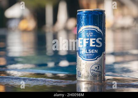 TURCHIA, ANTALYA 10 SETTEMBRE 2021: Lattina di alluminio di efes pilsener birra presso la piscina in estate. Foto Stock