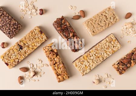 Composizione di posa piatta con barre proteiche su sfondo pastello Foto Stock