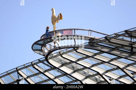 Marisha Wallace canta l'inno nazionale americano dalla cima degli stand accanto al Cockerel d'oro prima della partita che fa parte della NFL London Games al Tottenham Hotspur Stadium, Londra. Data foto: Domenica 10 ottobre 2021. Foto Stock