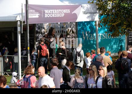 Cheltenham Letteratura Festival, Cheltenham, Regno Unito - Domenica 10 Ottobre 2021 - scena occupata fuori dal bookshop Festival in una domenica pomeriggio soleggiato - il Festival del libro si svolge fino a Domenica 17 Ottobre. Foto Steven Maggio / Alamy Live News Foto Stock