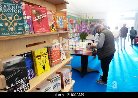 Cheltenham Letteratura Festival, Cheltenham, Regno Unito - Domenica 10 Ottobre 2021 - scena occupata all'interno della libreria del Festival in una domenica pomeriggio soleggiato - il Festival del libro si svolge fino a Domenica 17 Ottobre - le vendite del libro sono salite durante la pandemia. Foto Steven Maggio / Alamy Live News Foto Stock