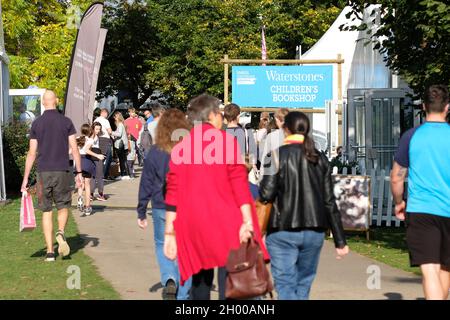 Cheltenham Letteratura Festival, Cheltenham, Regno Unito - Domenica 10 Ottobre 2021 - scena occupata fuori dal bookshop Festival in una domenica pomeriggio soleggiato - il Festival del libro si svolge fino a Domenica 17 Ottobre. Foto Steven Maggio / Alamy Live News Foto Stock