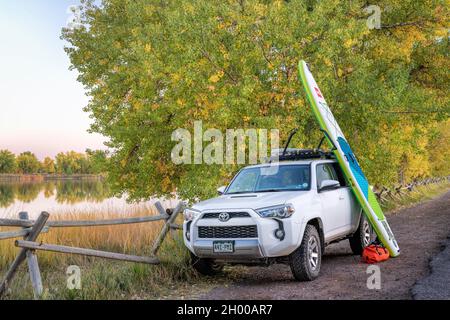Fort Collins, CO, USA - 4 ottobre 2021:: Toyota 4Runner SUV (modello 2016 trail) con un gommoso stand up paddleboard by Red dopo il paddling Foto Stock