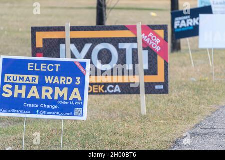 7 ottobre 2021 - Calgary, Alberta Canada - segnali di campagna per le elezioni comunali Foto Stock