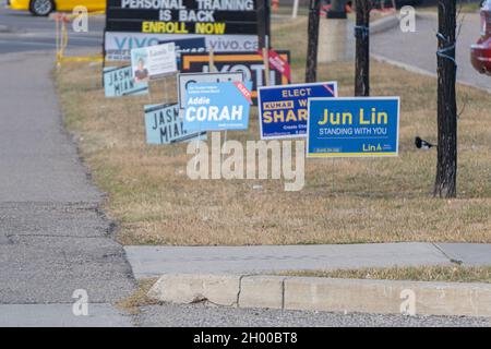 7 ottobre 2021 - Calgary, Alberta Canada - segnali di campagna per le elezioni comunali Foto Stock