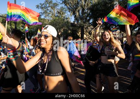 I partecipanti al "come out with Pride Festival and Parade" nel centro di Orlando, Florida, il 9 ottobre 2021. Decine di migliaia di membri della comunità LGBTQ e dei loro alleati si sono riuniti per l'evento annuale al Lake Eola Park. (Foto di Ronen Tivony/Sipa USA) *** Please use Credit from Credit Field *** Foto Stock