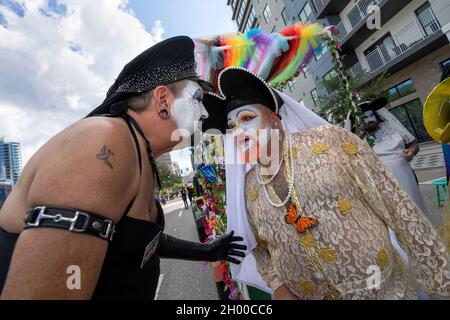 I partecipanti al "come out with Pride Festival and Parade" nel centro di Orlando, Florida, il 9 ottobre 2021. Decine di migliaia di membri della comunità LGBTQ e dei loro alleati si sono riuniti per l'evento annuale al Lake Eola Park. (Foto di Ronen Tivony/Sipa USA) *** Please use Credit from Credit Field *** Foto Stock