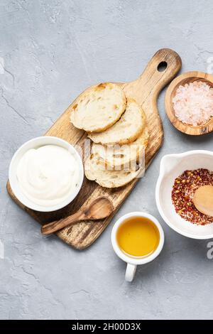 Toast fritto a base di pane fresco con salsa e olio d'oliva. Concetto di cucina artigianale alternativa. Vista dall'alto, spazio di copia Foto Stock