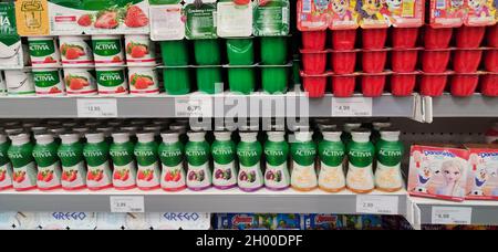 Santa Maria RS Brasile. 12.17.2020. Scaffale yogurt in esposizione supermercato in Brasile Foto Stock