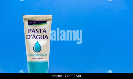 Vasetto di pasta d'acqua su sfondo blu. Medicazione di sollievo da ustioni. Prodotto farmaceutico. Prodotto farmaceutico utilizzato per trattare problemi che possono influenzare il Foto Stock