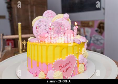 Torta colorata di pesca con meringa e caramella per il compleanno di un bambino. Tavolo per vacanze per bambini, torta, dolci, cibi dolci. Candy bar. Foto Stock
