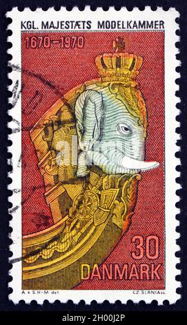 DANIMARCA - CIRCA 1970: Un francobollo stampato in Danimarca mostra la testa dell'Elefante, il Museo Navale reale, il Tercentenario, circa 1970 Foto Stock