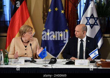 Gerusalemme. 10 Ott 2021. Il primo ministro israeliano Naftali Bennett (R) incontra la cancelliera tedesca Angela Merkel al King David Hotel di Gerusalemme, 10 ottobre 2021. La cancelliera tedesca Angela Merkel ha iniziato la sua visita in Israele domenica mattina, segnando il suo ultimo viaggio ufficiale nel paese prima di lasciare il suo ufficio. Credit: Yoav Dudkevitch/JINI via Xinhua/Alamy Live News Foto Stock