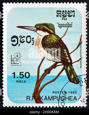 CAMBOGIA - CIRCA 1985: Un timbro stampato in Cambogia mostra Amazon Kingfisher, Chloroceryle Amazona, Bird, circa 1985 Foto Stock