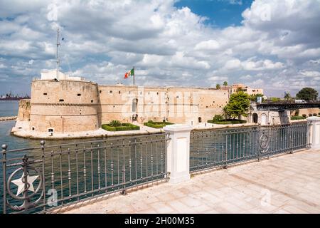 Taranto, Italia - 18 agosto 2021: Castello Aragonese nel Mar Ionio a Taranto Foto Stock