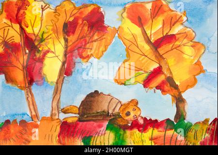 acquerello fai da te per bambini su carta testurizzata - un orso si trova a terra su foglie rosse gialle cadute in una foresta autunnale sotto un cielo blu. bambini Foto Stock