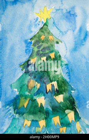 acquerello fai da te per bambini su carta testurizzata - luminoso anno nuovo colorato e abete rosso verde albero di natale con bandiere e una stella di illuminazione su Foto Stock