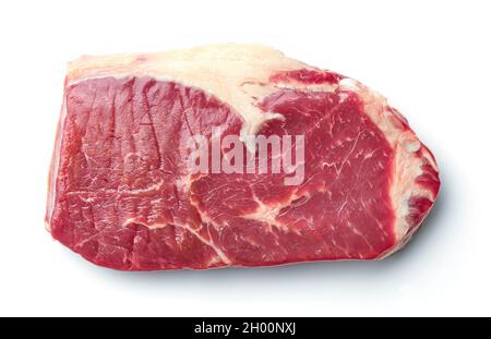 Bistecca cruda Striploin isolata su sfondo bianco, vista dall'alto Foto Stock