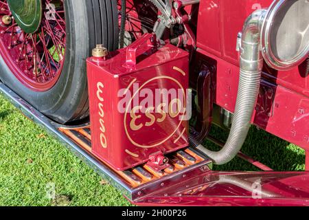 Esso rosso benzina lattina sul piatto di corsa di Old Vintage Sedan, Regno Unito Foto Stock