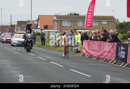 Tour ciclistico femminile AJ Bell 2021 tappa 5 da Colchester a Clacton. Hayley Simmonds vince la prima volata a Holland on Sea Foto Stock