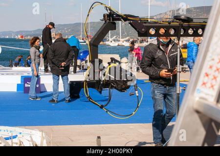 Trieste, Italia - Ottobre, 09: Telecamera sulla gru nel set per la telecast durante la 53 a regata Barcolana del 09 ottobre 2021 Foto Stock