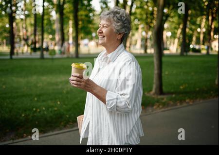 Divertente caffè Granny drink nel parco estivo Foto Stock