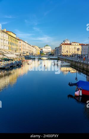11.08.2021: Trieste, Italia: Canal Grande di Trieste con la chiesa di sant antonio di giorno . Foto Stock