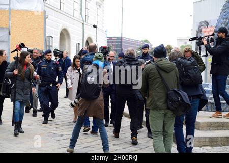 Vienna, Austria. 10th Ott 2021. Discussione non aperta ai media tra il futuro Cancelliere federale Alexander Schallenberg (ÖVP) e il Presidente federale austriaco. Alexander Schallenberg sulla strada per l'Hofburg. Foto Stock