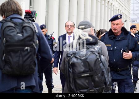 Vienna, Austria. 10th Ott 2021. Discussione non aperta ai media tra il futuro Cancelliere federale Alexander Schallenberg (ÖVP) e il Presidente federale austriaco. Alexander Schallenberg sulla strada per l'Hofburg. Foto Stock