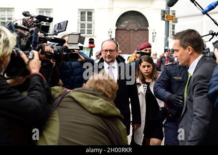 Vienna, Austria. 10th Ott 2021. Discussione non aperta ai media tra il futuro Cancelliere federale Alexander Schallenberg (ÖVP) e il Presidente federale austriaco. Alexander Schallenberg sulla strada per l'Hofburg. Foto Stock