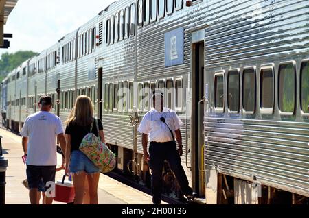 La Fox, Illinois, Stati Uniti. Un treno pendolare Metra e il suo conduttore attendono i passeggeri a bordo prima di partire dalla stazione. Foto Stock