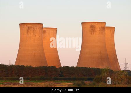 Le restanti 4 torri di raffreddamento della centrale elettrica di Eggborough nel North Yorkshire, poco prima che fossero demolite da esplosioni controllate Foto Stock