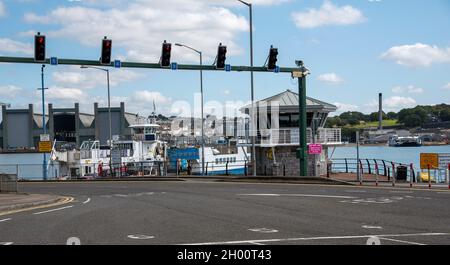 Torpoint, Cornovaglia, Inghilterra, Regno Unito. 2021. Terminal dei traghetti a Torpoint, Cornovaglia e sistema di semafori per il caricamento di veicoli per attraversare il fiume T. Foto Stock