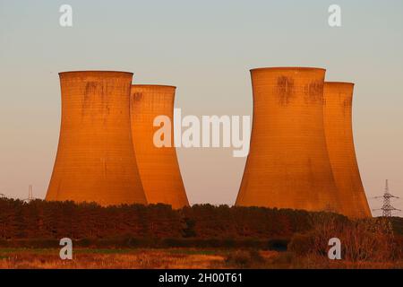 Le restanti 4 torri di raffreddamento della centrale elettrica di Eggborough nel North Yorkshire, poco prima che fossero demolite da esplosioni controllate Foto Stock