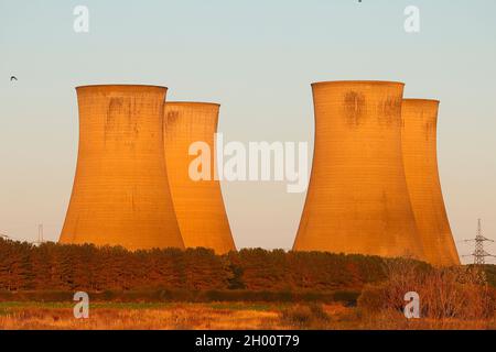 Le restanti 4 torri di raffreddamento della centrale elettrica di Eggborough nel North Yorkshire, poco prima che fossero demolite da esplosioni controllate Foto Stock