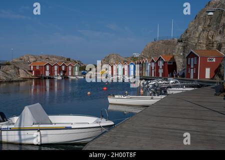 10 settembre 2021 - Smogen, Svezia: Le tradizionali barche della costa occidentale svedese attraggono turisti in questa regione dell'arcipelago Foto Stock