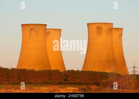 Le restanti 4 torri di raffreddamento della centrale elettrica di Eggborough nel North Yorkshire, poco prima che fossero demolite da esplosioni controllate Foto Stock