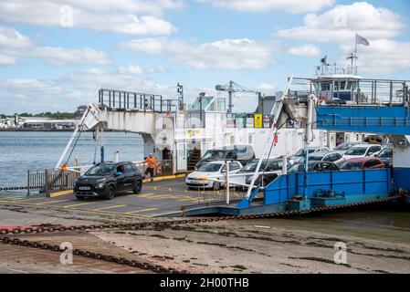 Torpoint, Cornovaglia, Inghilterra, Regno Unito. 2021. Veicoli che caricano e scaricano da un rotolo su rool fuori della catena di traghetti che attraversa il fiume Tamar tra Plymou Foto Stock