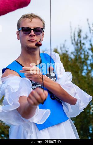 Southwick, Inghilterra. 10 Ottobre 2021. Concorrenti ai Mondiali Conker 2021 che si sono tenuti nel villaggio Northamptonshire di Southwick. Credit: Mark Bulllivore/Alamy Live News Foto Stock