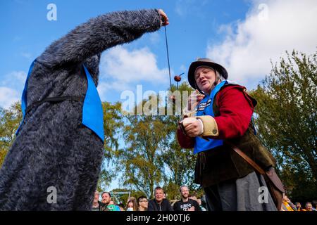 Southwick, Inghilterra. 10 Ottobre 2021. Concorrenti ai Mondiali Conker 2021 che si sono tenuti nel villaggio Northamptonshire di Southwick. Credit: Mark Bulllivore/Alamy Live News Foto Stock