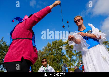 Southwick, Inghilterra. 10 Ottobre 2021. Concorrenti ai Mondiali Conker 2021 che si sono tenuti nel villaggio Northamptonshire di Southwick. Credit: Mark Bulllivore/Alamy Live News Foto Stock