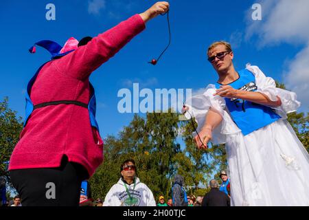 Southwick, Inghilterra. 10 Ottobre 2021. Concorrenti ai Mondiali Conker 2021 che si sono tenuti nel villaggio Northamptonshire di Southwick. Credit: Mark Bulllivore/Alamy Live News Foto Stock