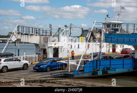 Torpoint, Cornovaglia, Inghilterra, Regno Unito. 2021. Veicoli che caricano e scaricano da un rotolo su rool fuori della catena di traghetti che attraversa il fiume Tamar tra Plymou Foto Stock