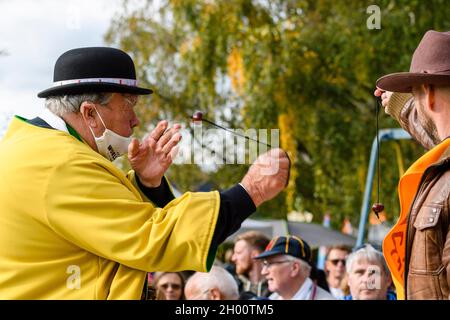 Southwick, Inghilterra. 10 Ottobre 2021. Concorrenti ai Mondiali Conker 2021 che si sono tenuti nel villaggio Northamptonshire di Southwick. Nella foto è raffigurata la competizione King Conker David Jakins in una partita. Credit: Mark Bulllivore/Alamy Live News Foto Stock