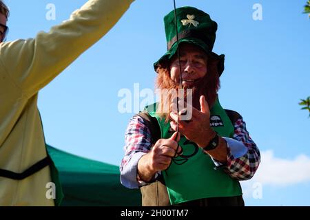 Southwick, Inghilterra. 10 Ottobre 2021. Concorrenti ai Mondiali Conker 2021 che si sono tenuti nel villaggio Northamptonshire di Southwick. Credit: Mark Bulllivore/Alamy Live News Foto Stock