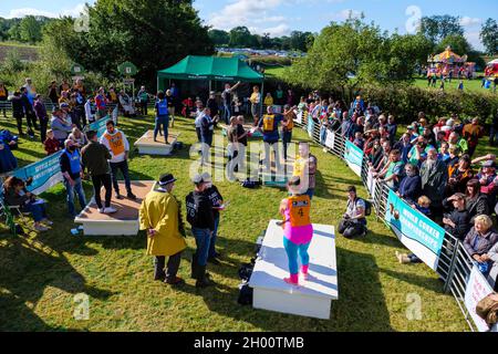 Southwick, Inghilterra. 10 Ottobre 2021. Concorrenti ai Mondiali Conker 2021 che si sono tenuti nel villaggio Northamptonshire di Southwick. Credit: Mark Bulllivore/Alamy Live News Foto Stock