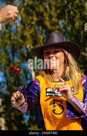 Southwick, Inghilterra. 10 Ottobre 2021. Concorrenti ai Mondiali Conker 2021 che si sono tenuti nel villaggio Northamptonshire di Southwick. Credit: Mark Bulllivore/Alamy Live News Foto Stock