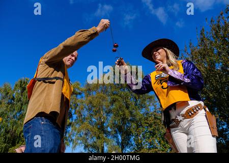 Southwick, Inghilterra. 10 Ottobre 2021. Concorrenti ai Mondiali Conker 2021 che si sono tenuti nel villaggio Northamptonshire di Southwick. Credit: Mark Bulllivore/Alamy Live News Foto Stock