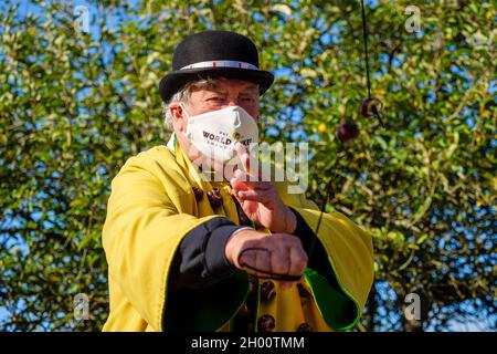 Southwick, Inghilterra. 10 Ottobre 2021. Concorrenti ai Mondiali Conker 2021 che si sono tenuti nel villaggio Northamptonshire di Southwick. Nella foto è raffigurata la competizione King Conker David Jakins in una partita. Credit: Mark Bulllivore/Alamy Live News Foto Stock